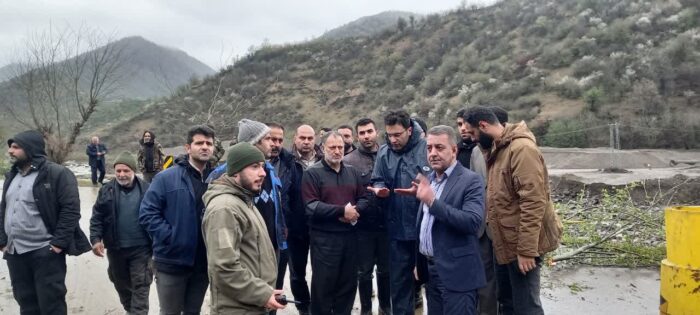 بازدید سرزده بازرس کل استان گیلان و هیات همراه از از محل بازگشایی مسیر تخریب شده جاده مواصلاتی رحیم آباد به اشکورات و سایر مناطق سیل زده شهرستان رودسر