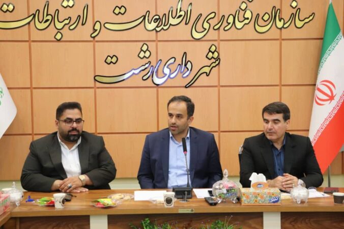 شهردار رشت در نشست با مدیران و روسای سازمان های تابعه تأکید کرد:  توسعه ناوگان حمل‌ونقل عمومی و تسریع در بهسازی و آسفالت معابر شهری