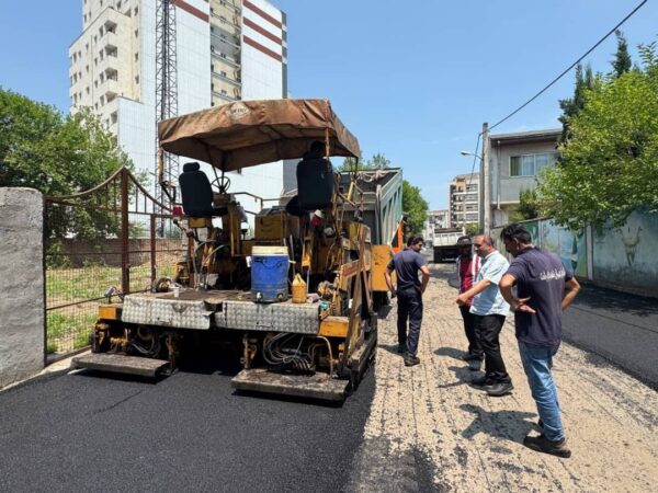 در راستای مطالبات شهروندان؛  تداوم عملیات روکش آسفالت در معابر اصلی و فرعی شهری شهر رشت