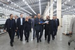 استاندار در بازدید از واحد تولیدی نساجی گیلان: با حمایت‌های دولت، چرخ ریسندگی در گیلان دوباره به حرکت در می آید.
