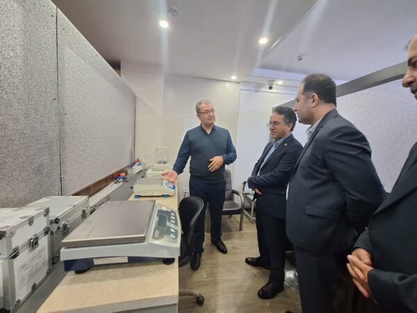 بازدید مدیرکل استاندارد گیلان از یک واحد تولیدی چای و آزمایشگاه کالیبراسیون در شرق استان