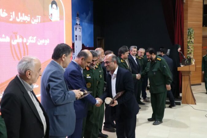 آیین تجلیل از خادمان و نقش‌آفرینان دومین کنگره هشت هزار شهید استان با حضور مقامات ارشد برگزار شد.