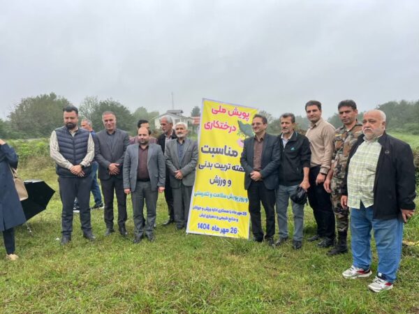 کاشت ۸ اصله نهال کاج در سیاهکل همزمان با هفته تربیت بدنی