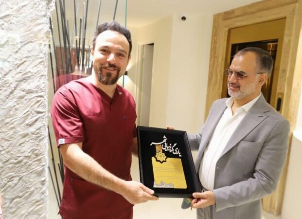 حضور رئیس شورای شهر رشت در محل کسب و فعالیت تعدادی از شهروندان انجام شد؛  تقدیر دکتر کارگرنیا رئیس شورای اسلامی شهر رشت از شهروندان دوستدار فضای سبز